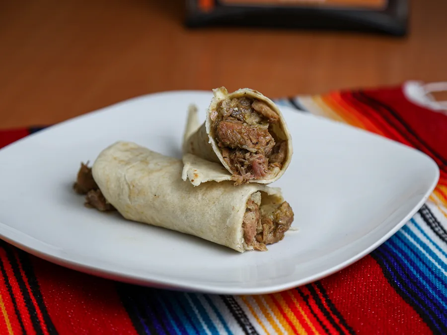 Burrito partido mostrando el relleno | La Super Gorda