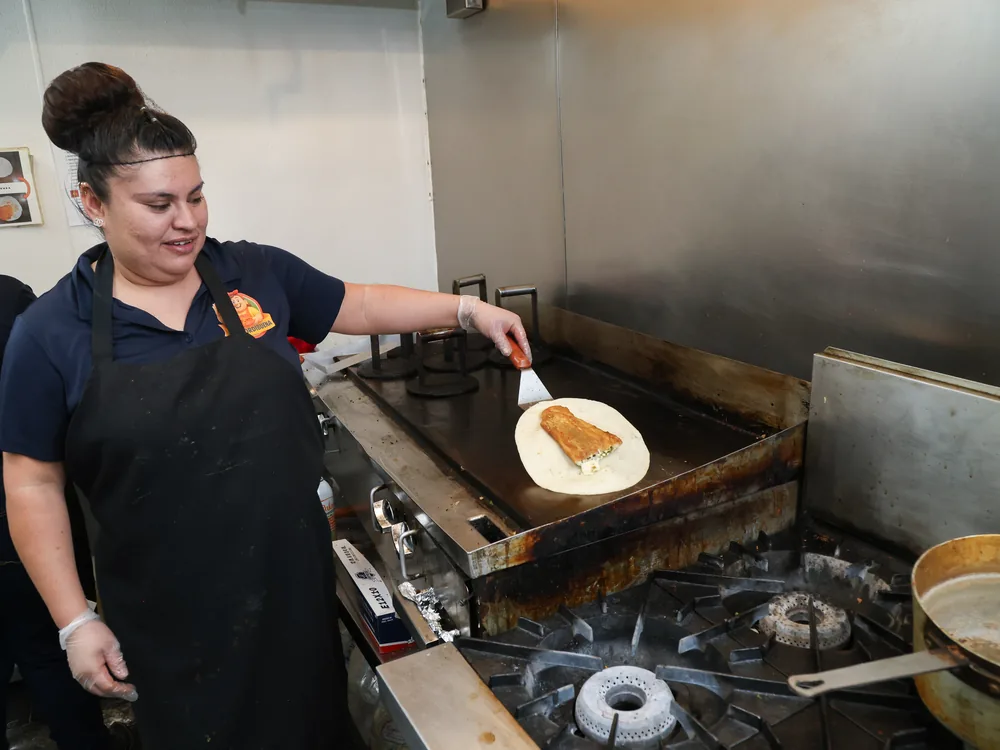 Manos haciendo gorditas en el comal | La Super Gorda